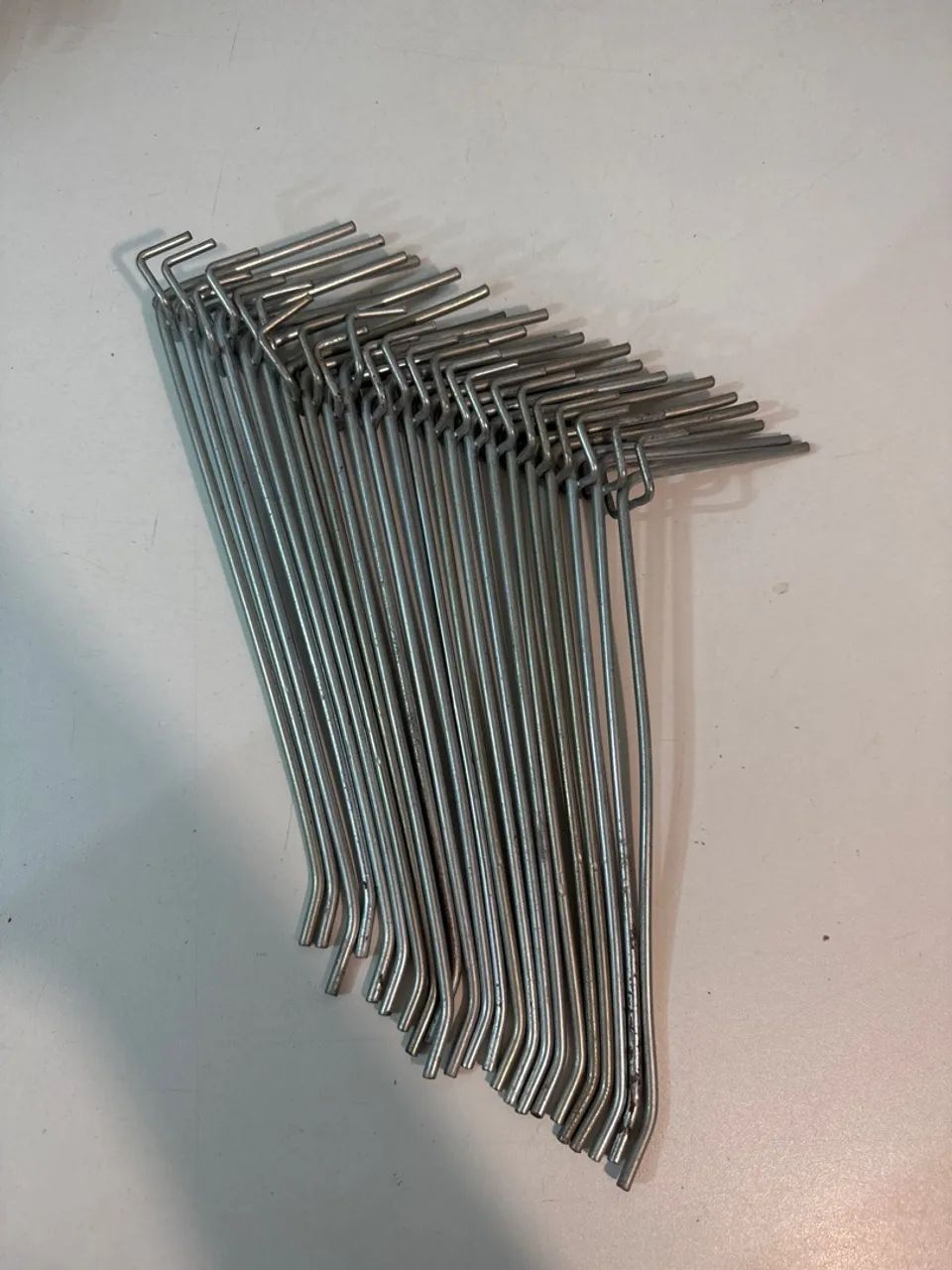24 Cabides de metal ganchos para painel aramada 