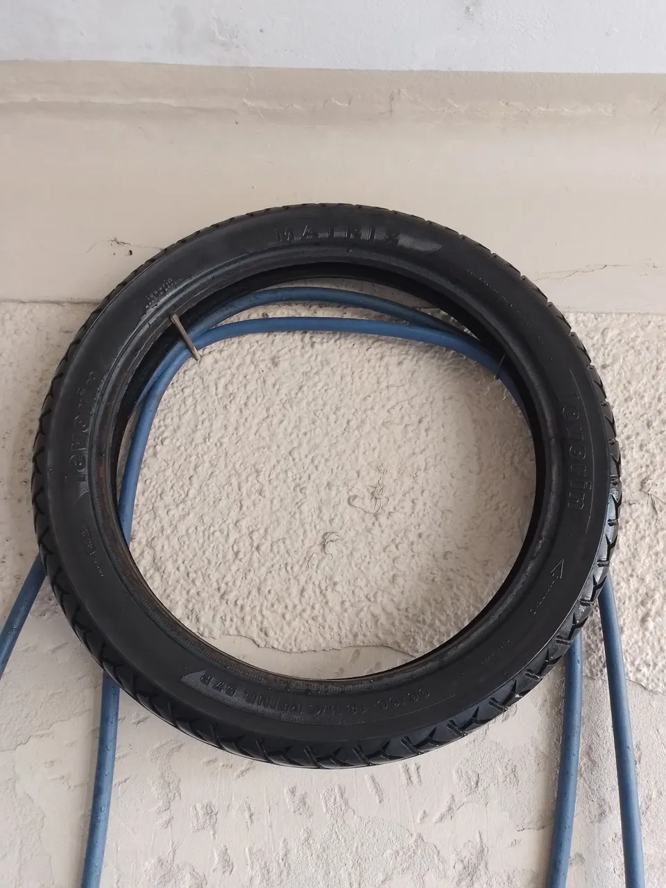 Pneu de Moto 90/90/18 matrix traseiro com câmera