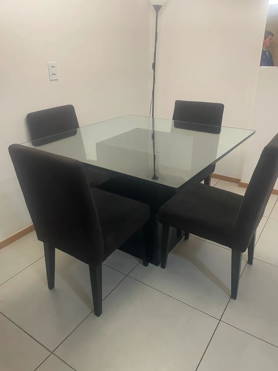 Mesa de vidro temperado 19 mm com 4 cadeiras pretas