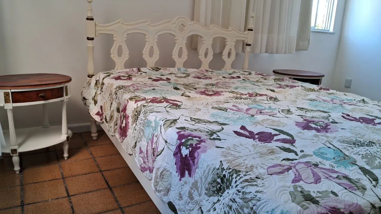 Vende-se cama de casal , madeira com dois criados mudo valor 1.200