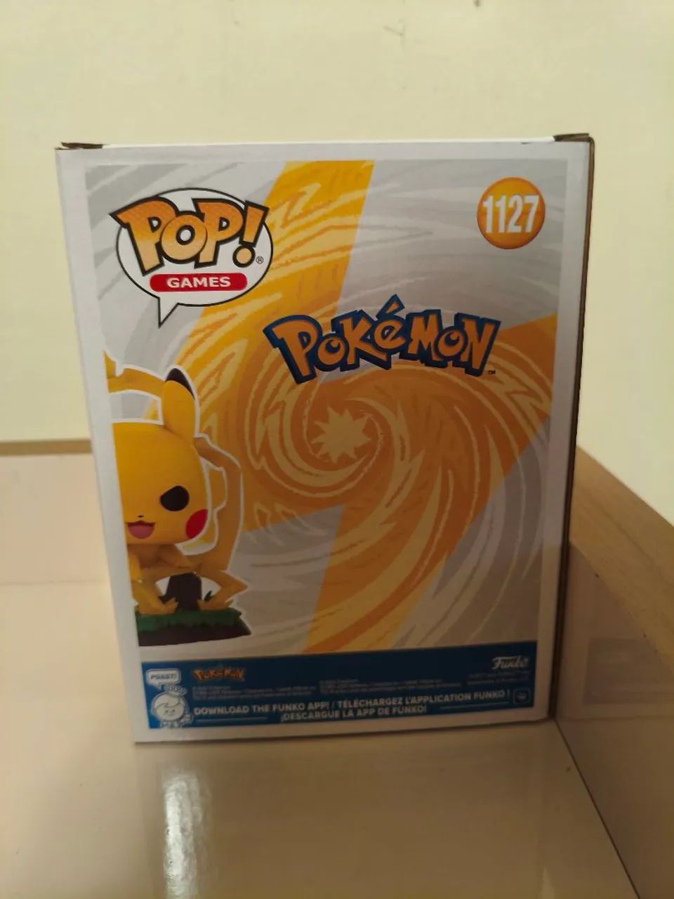 Funko Pop Premium: Games Pokemon Pikachu Eletro Ball #1127 - Foto 4
