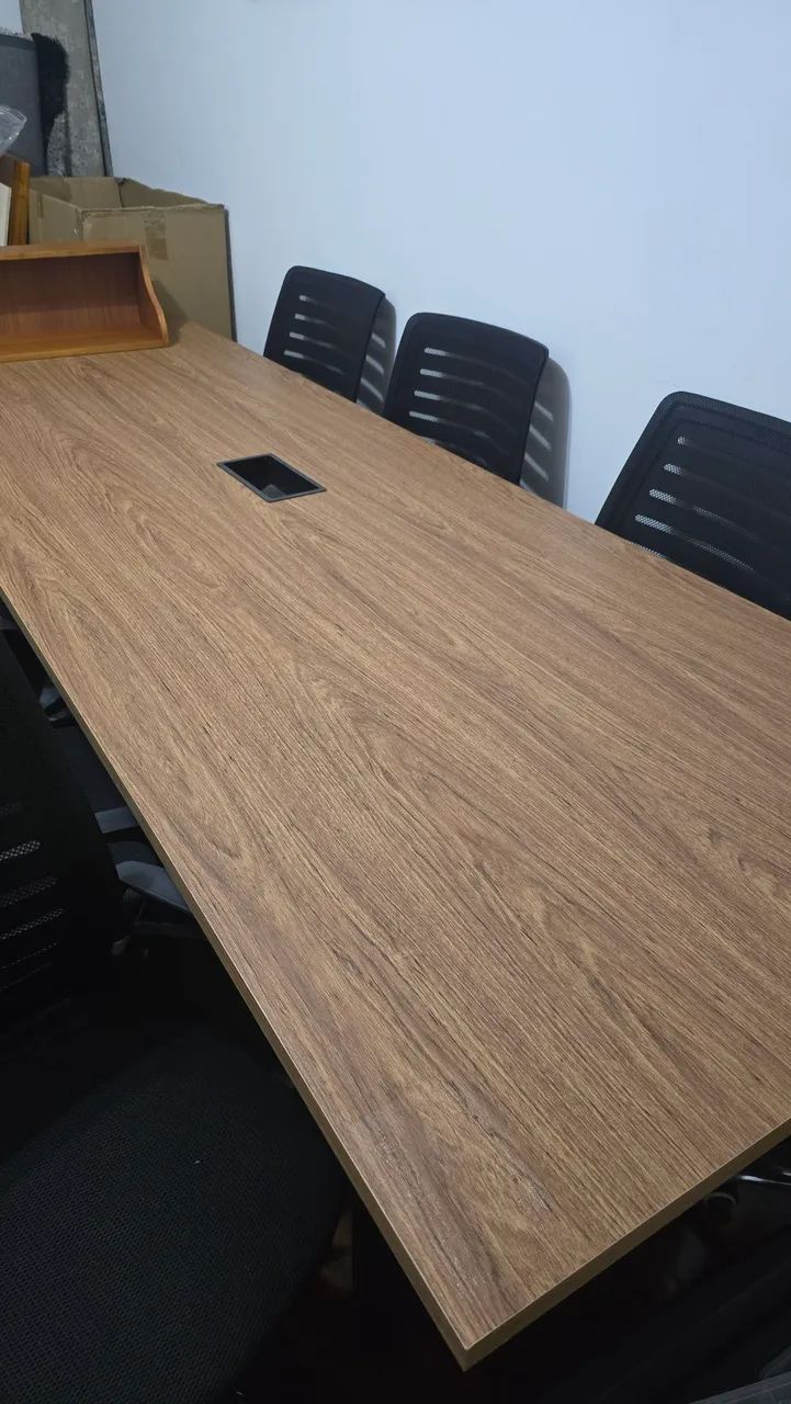 Mesa e cadeiras de escritório 