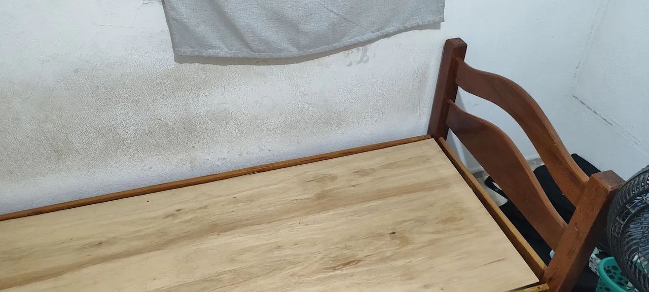 Vende-se cama de solteiro de angelim