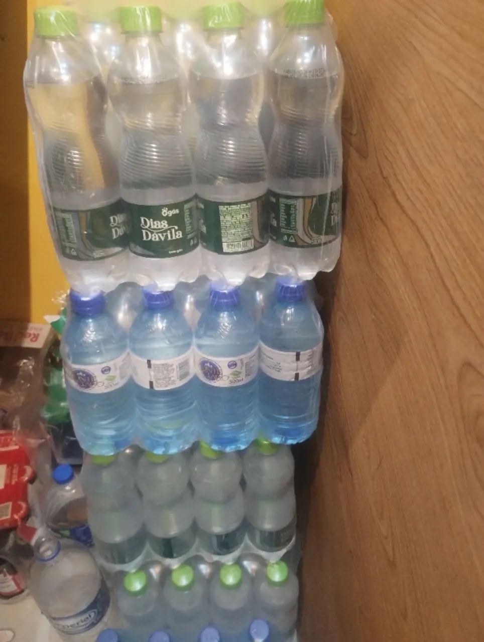 Vendo fardos de água mineral com e sem gás R$ 6,50 CADA
