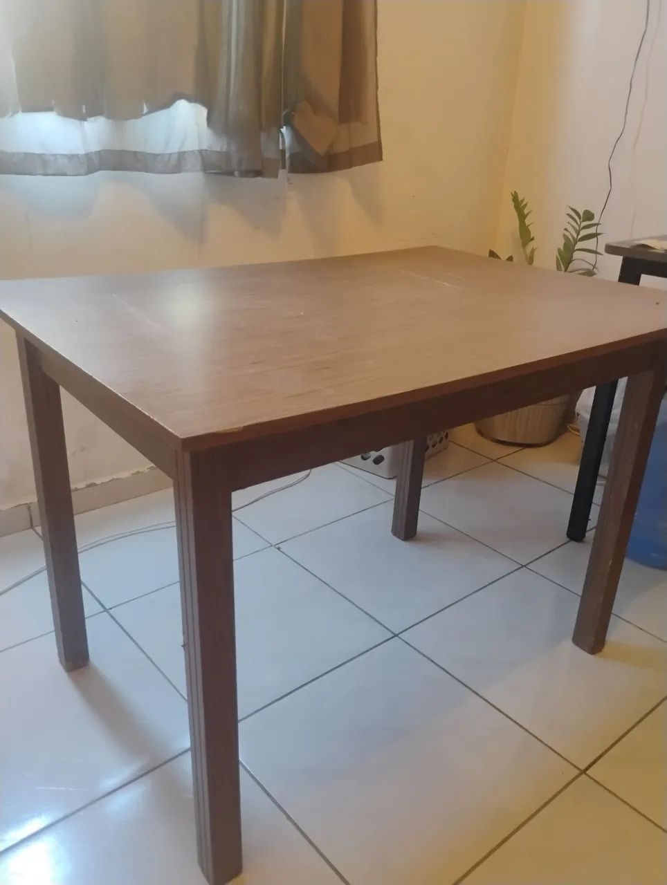 Mesa com quatro cadeiras 