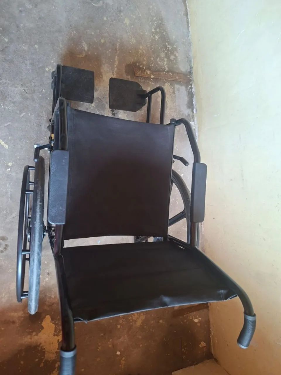 Vende-se cadeira de roda - Foto 2