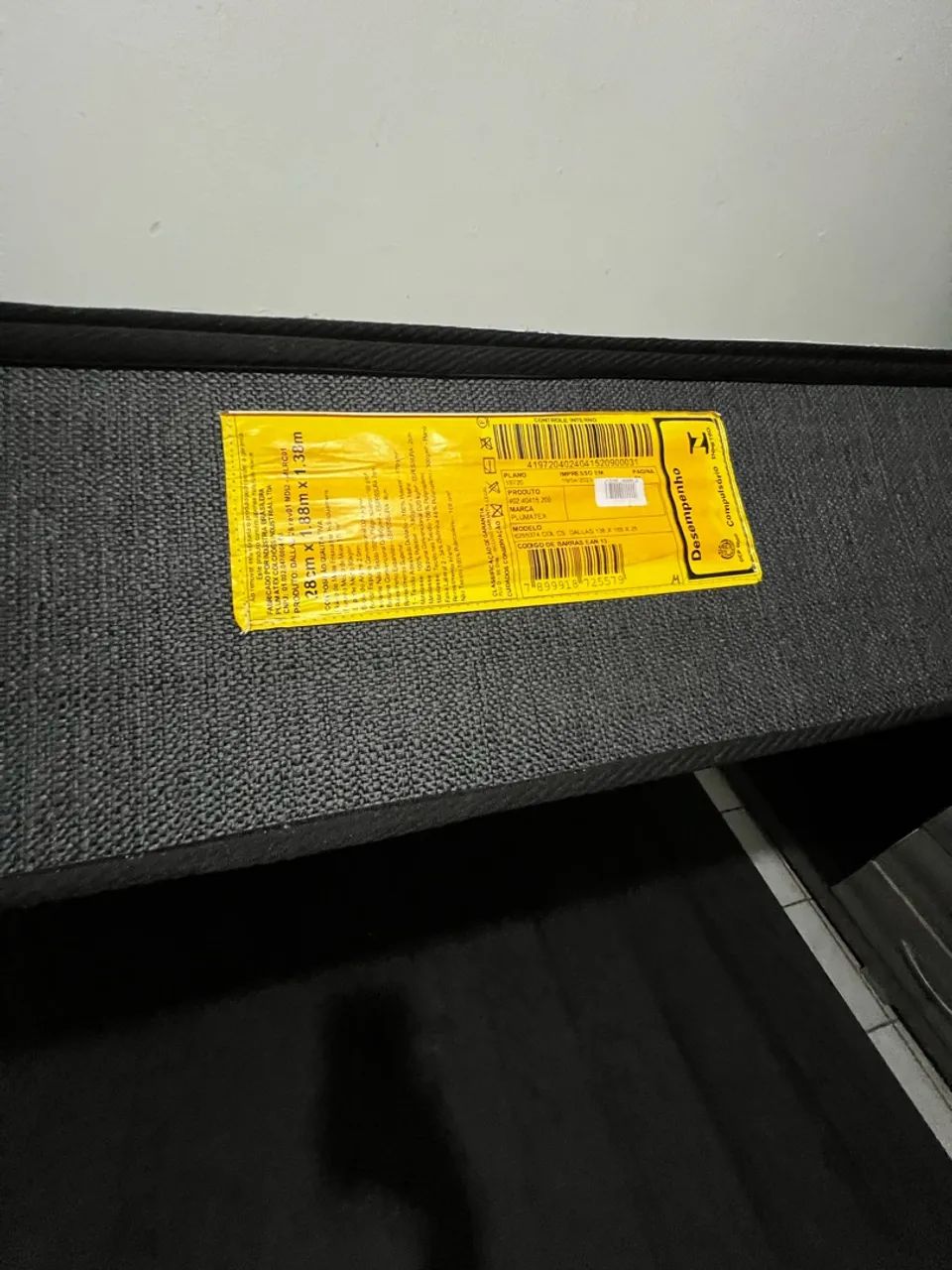 cama box de casal com colchão alto, de molas, e base preta.