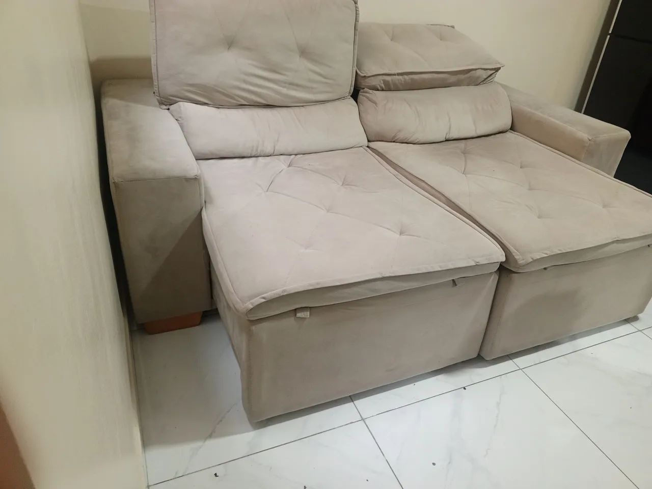 Sofá retrátil e reclinável bege