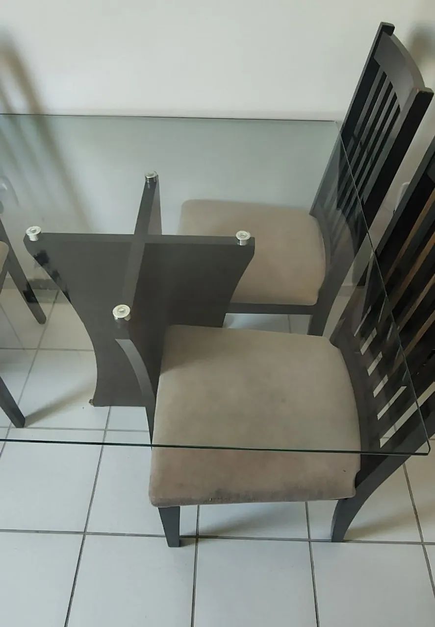Vendo mesa de de madeira com 4 cadeiras - Foto 2