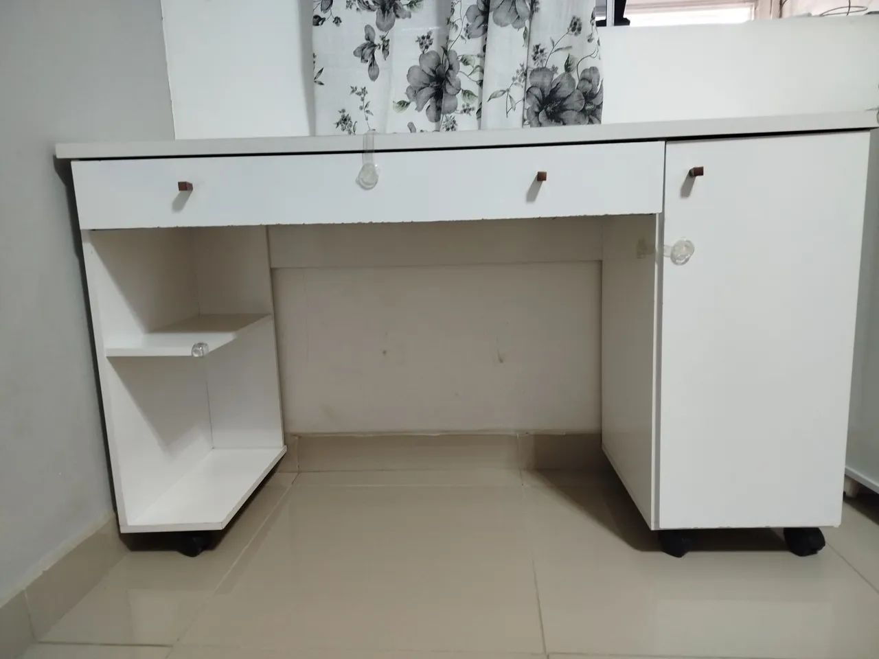 Mesa de Escritório Branca com Rodinhas - Bem Conservada