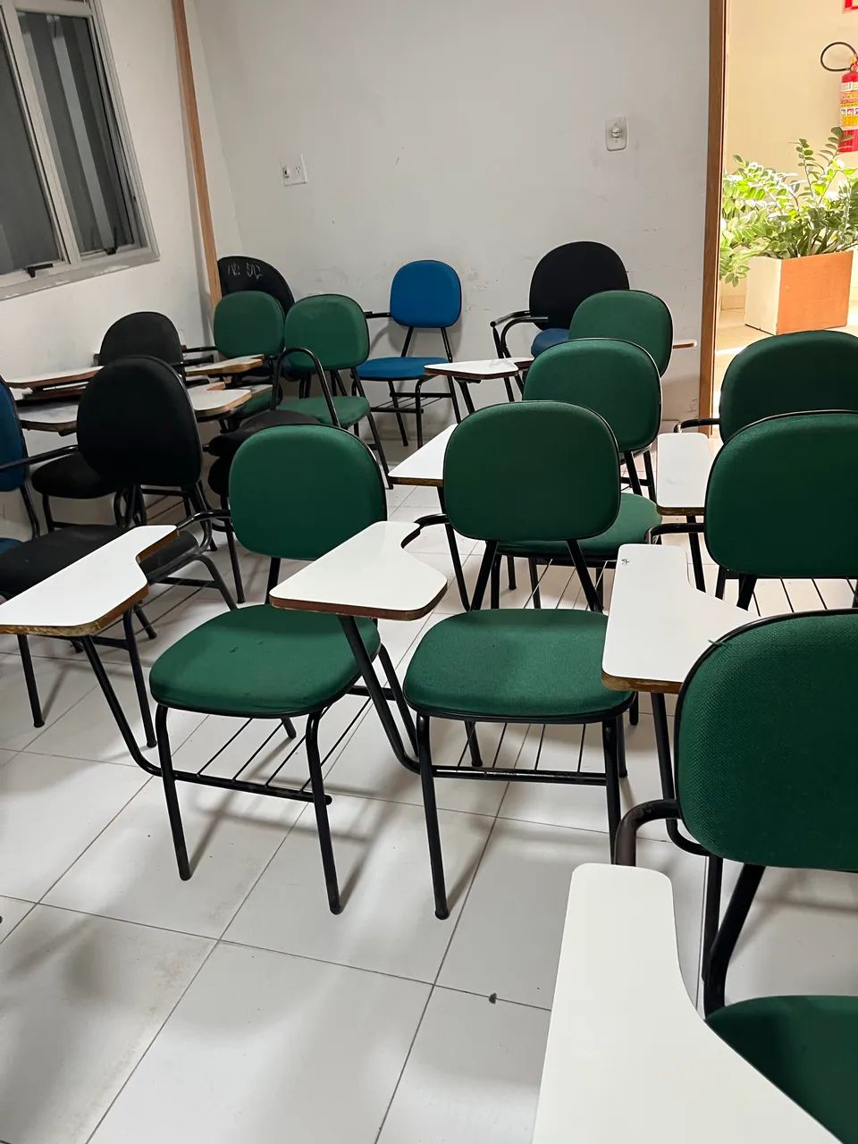 Cadeira Universitária em ótimo estado - Foto 3