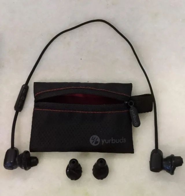 Fone Bluetooth esportivo Yurbuds com estojo e adaptadores - bateria fraca