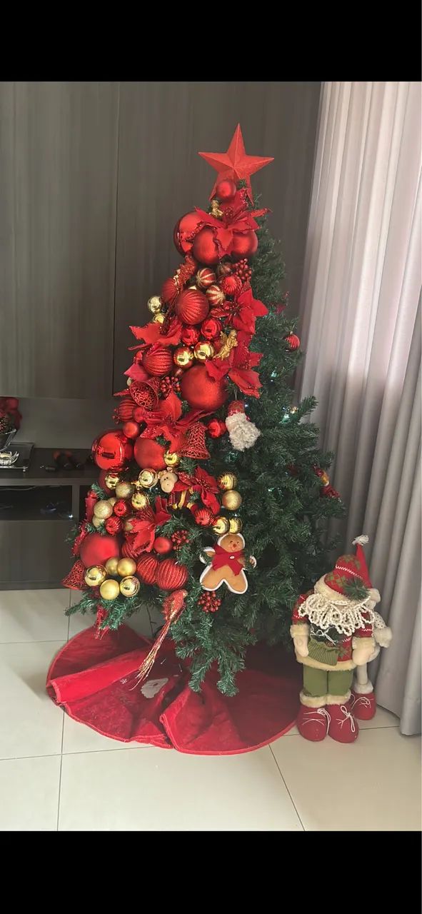 Árvore de Natal com enfeites. 