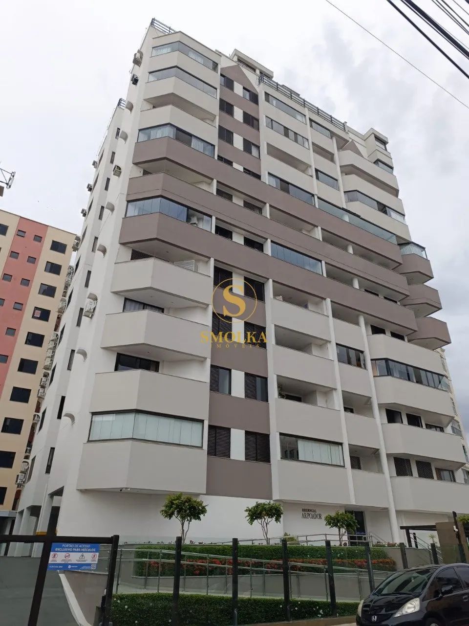 Apartamento à venda com 2 dormitórios, sendo 1 suíte e 1 vaga coberta no bairro Estreito, 