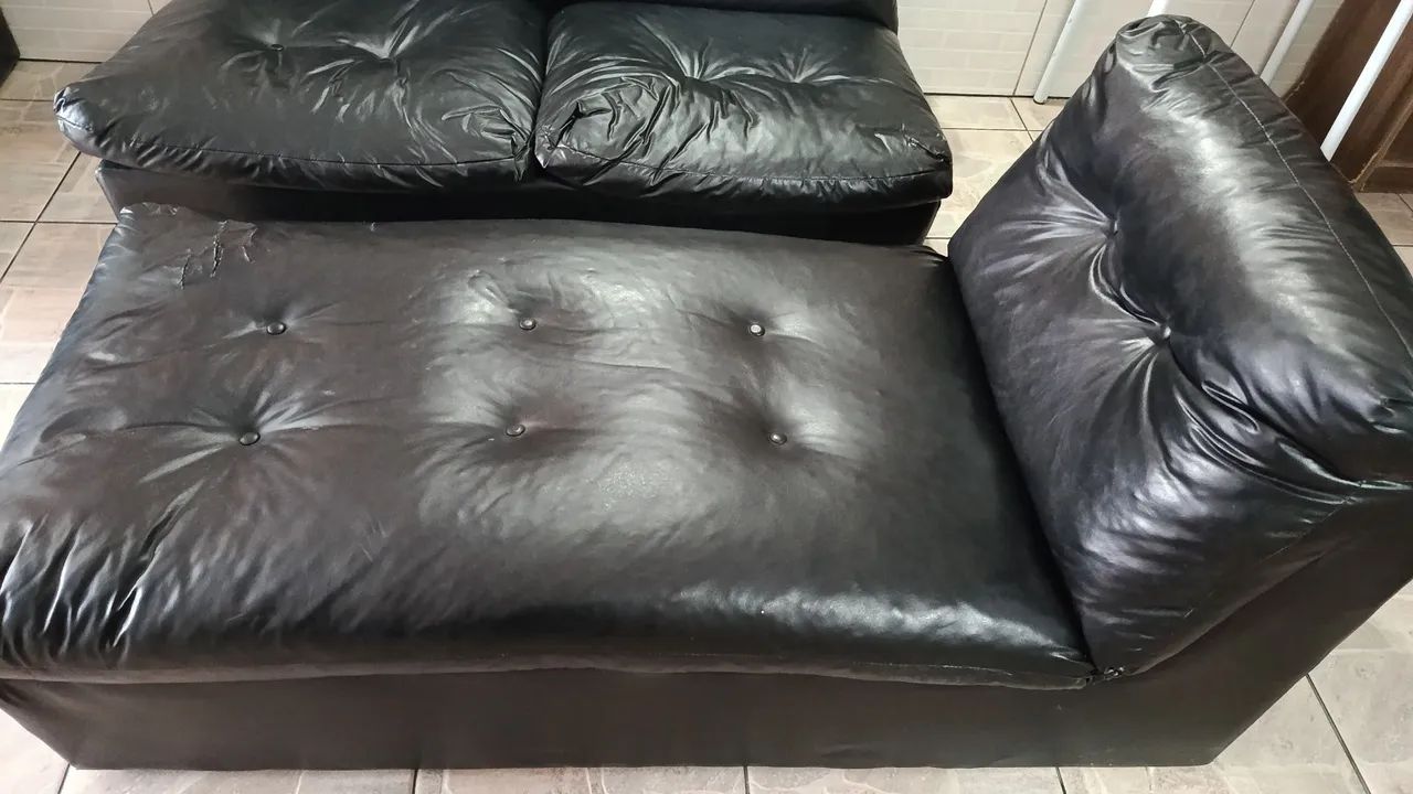 Sofá Preto Courino - 4 Lugares com Chaise - Usado - Foto 3