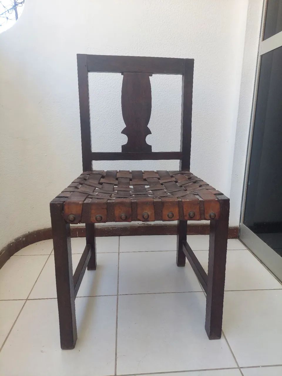 Cadeira de madeira maciça do design Zanini Caldas em tiras de couro.