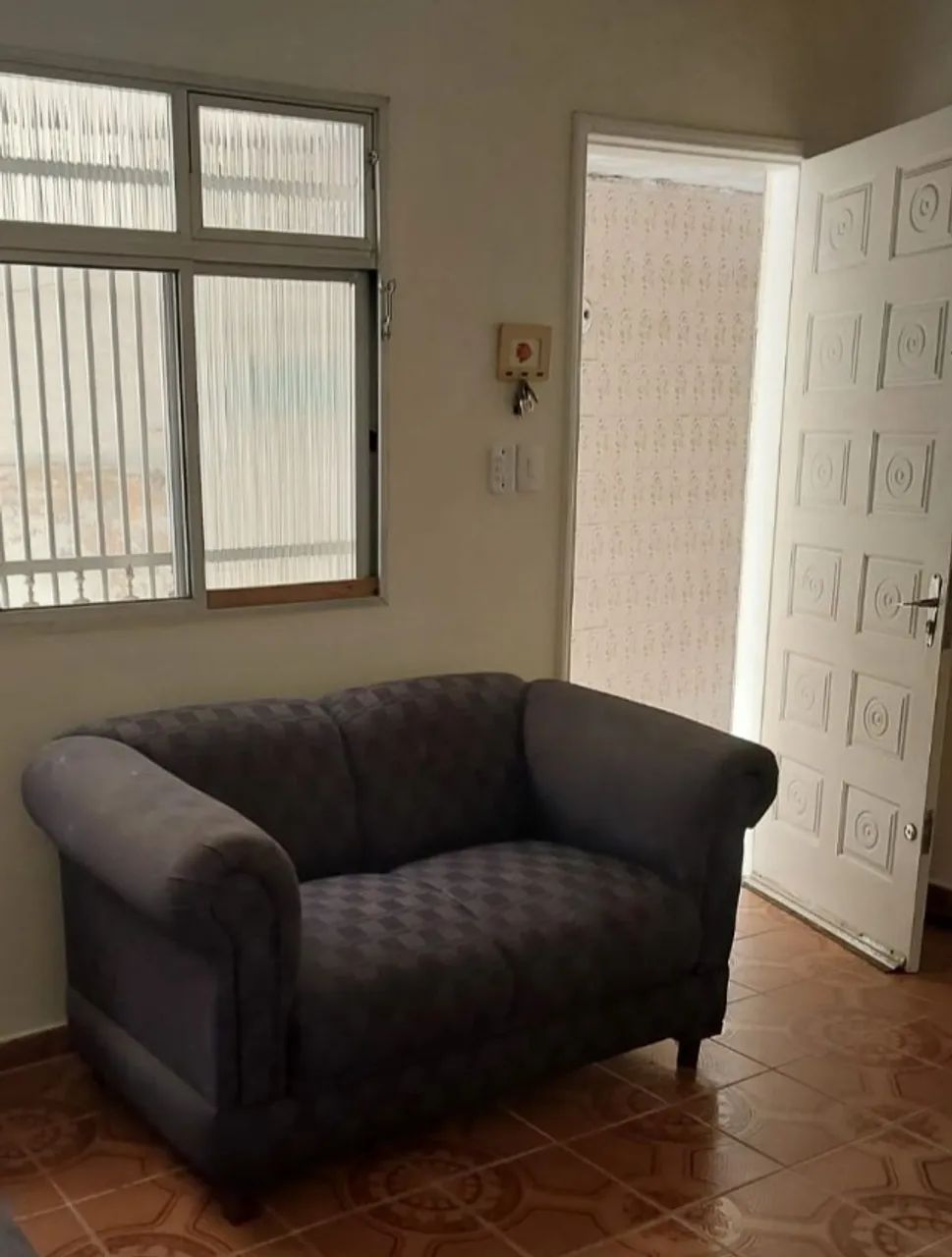 Vendo sofá de 2 lugares azul marinho