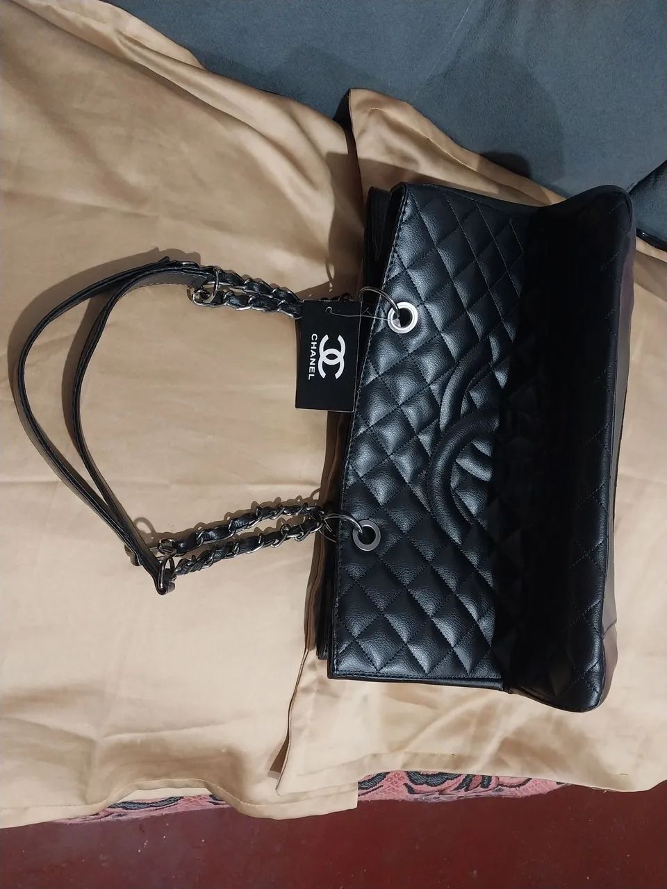 Vendo essa bolsa feminina marca Chanel, nova - Foto 2