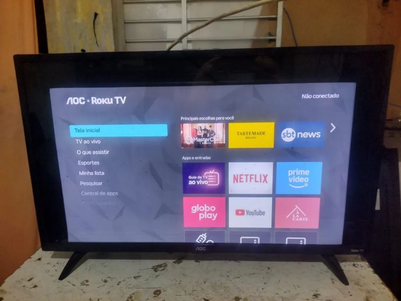 Tv 28 polegadas com uma linha smart adaptada na moldura de 32 