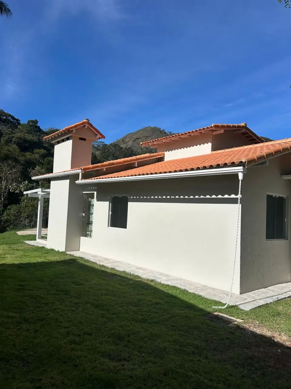 Casa nova com 3 quartos, sendo 1 suíte! Excelente localização!