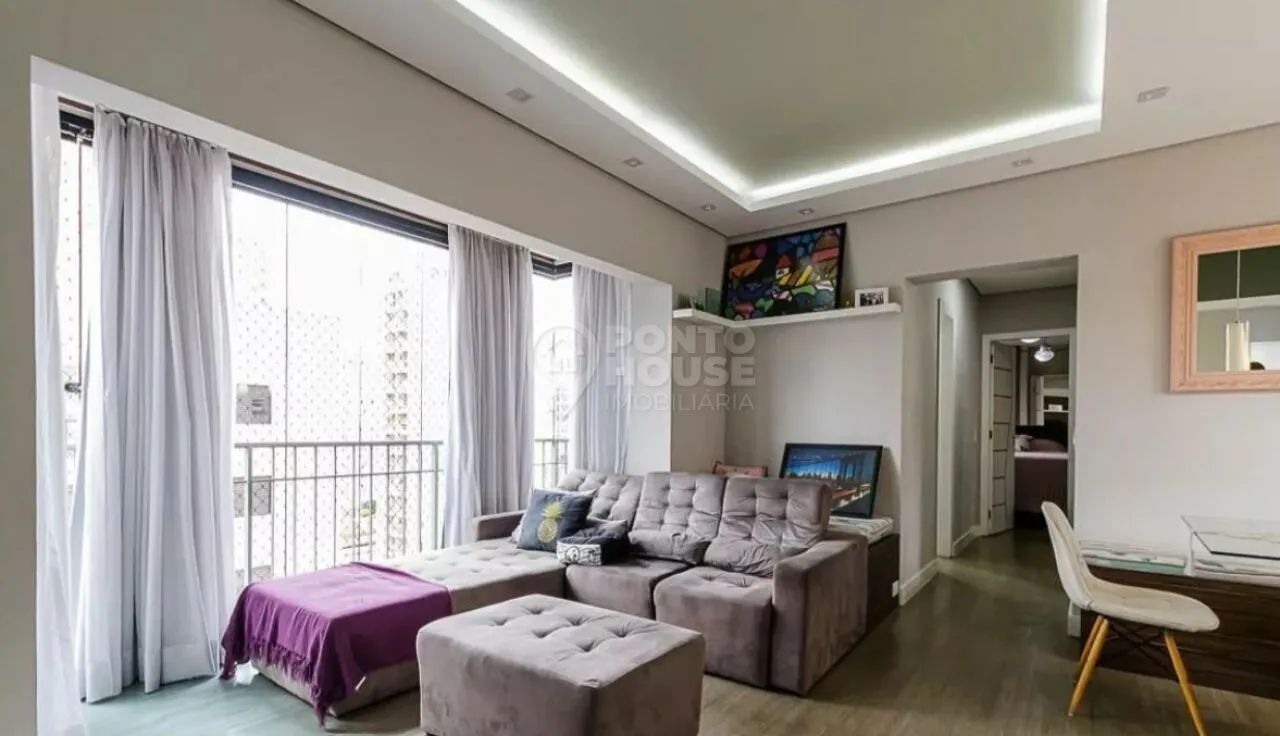 Apartamento à venda Vila Gumercindo com Varanda e próximo ao metrô