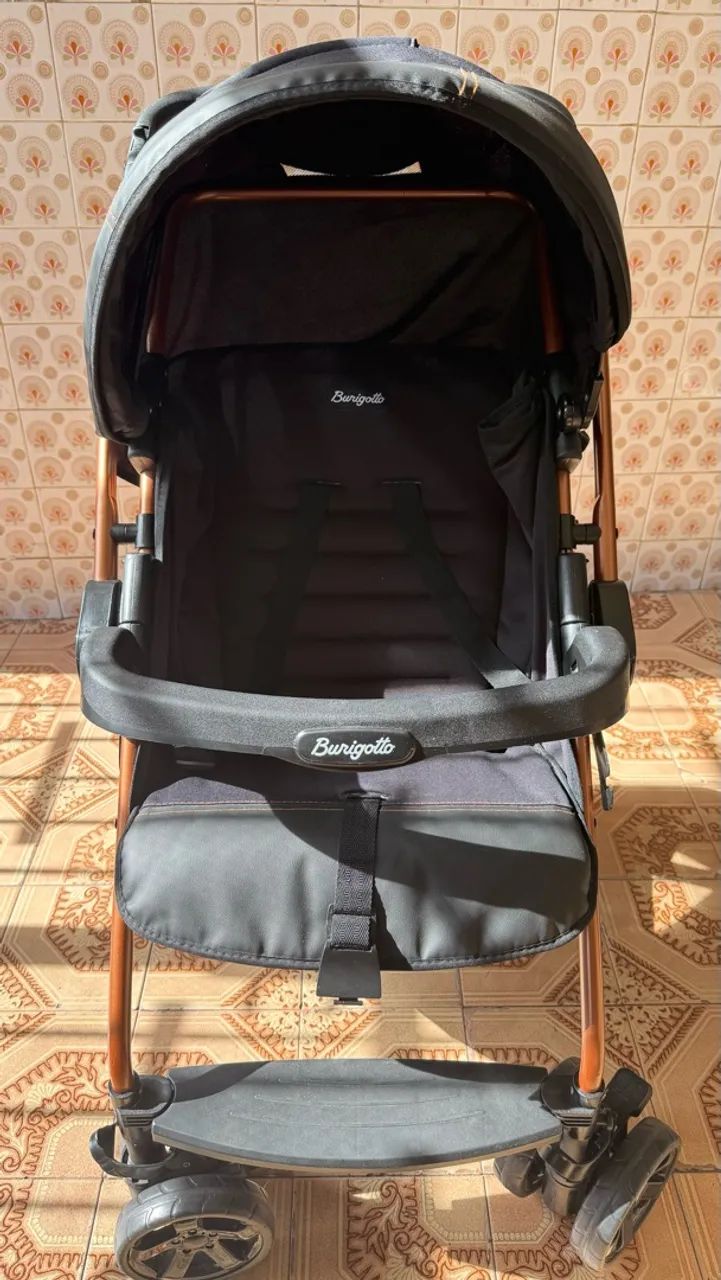 Carrinho de bebê e bebê conforto