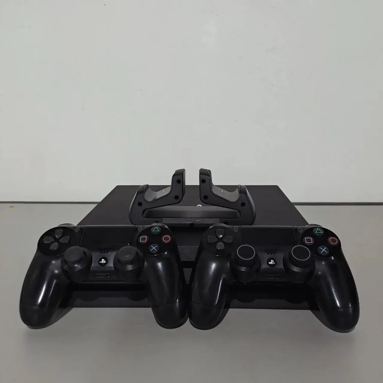 PS4 Pro 1TB com 2 controles originais e base de carregamento - SOMOS E-COMMERCE  - Foto 4