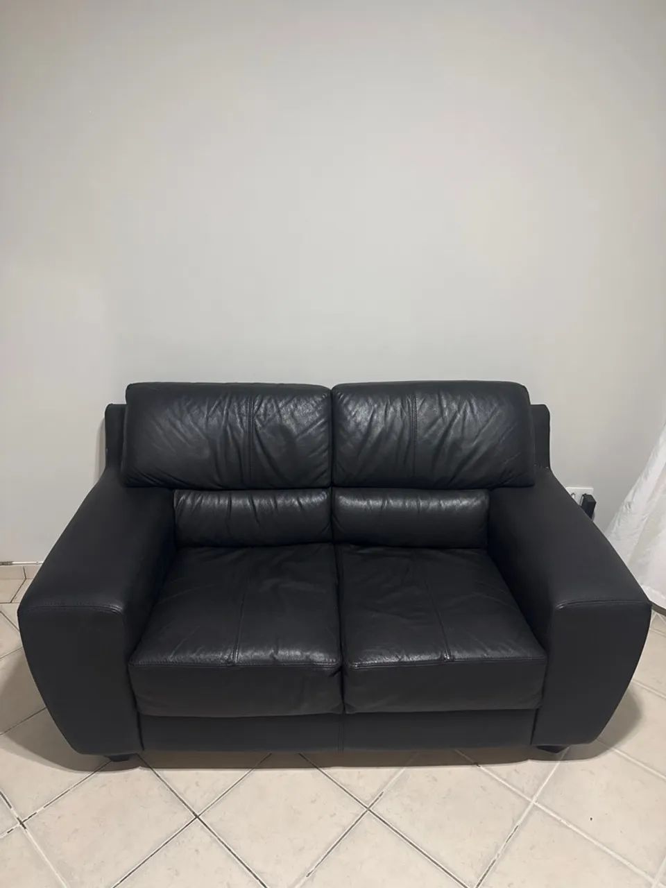 Sofá de couro preto