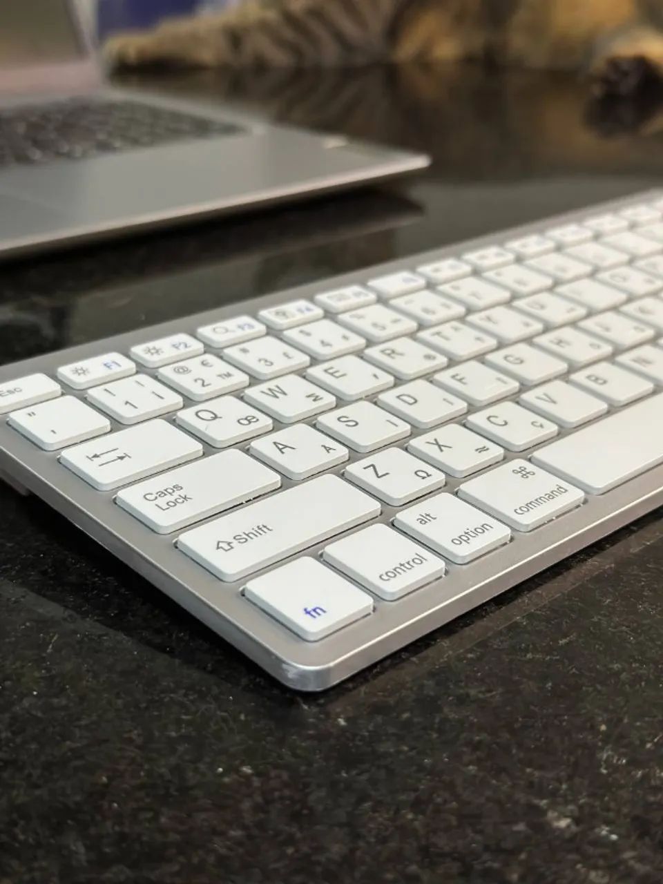 Teclado Bluetooth Slim Prata/Branco | Pilha | Com Caixa | Impecável