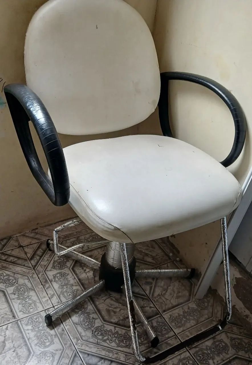 Vendo cadeira giratória de salão (precisa arrumar a parte giratória)