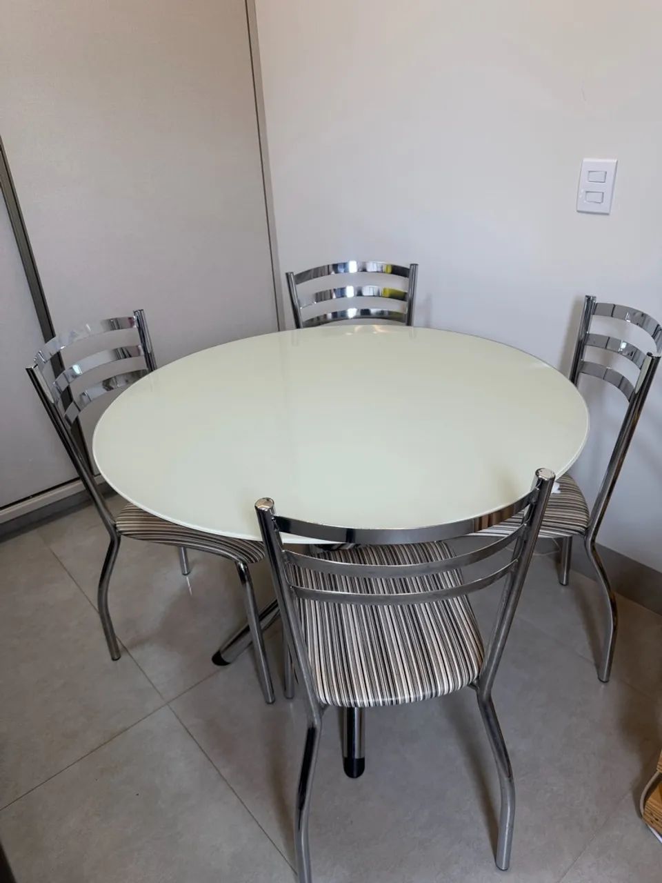 Mesa com 4 cadeiras 