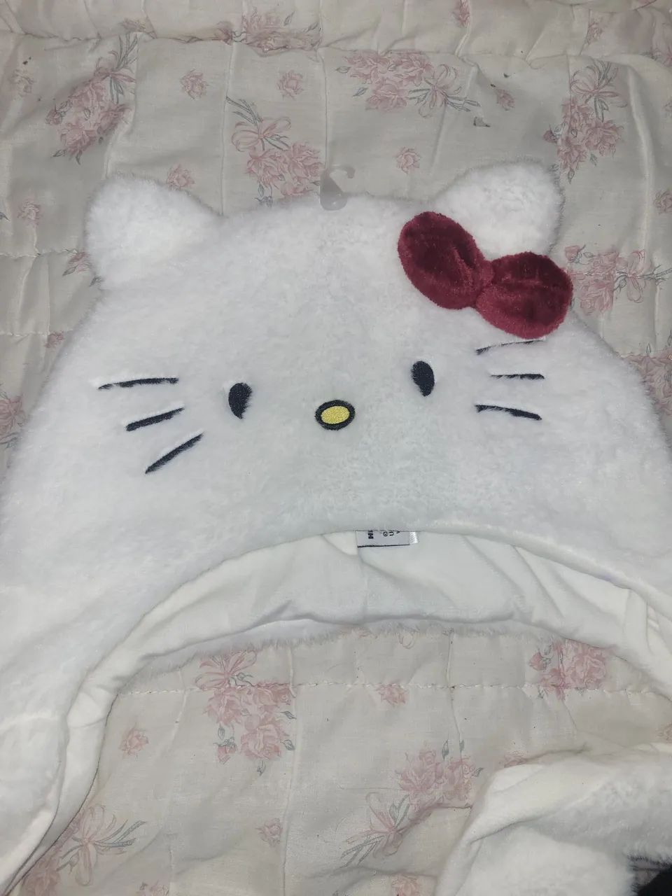 ? TOUCA/CACHECOL DA HELLO KITTY COM BOLSOS PARA MÃOS ? - Foto 2