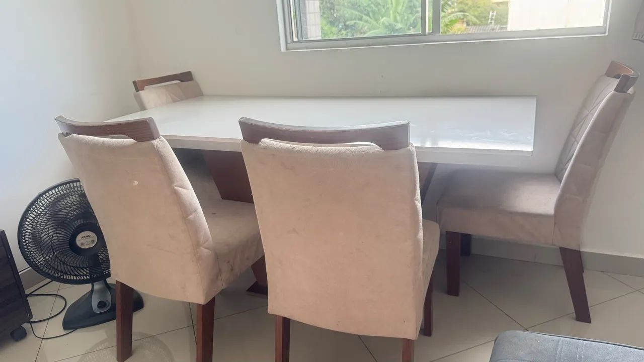 Mesa grande com 4 cadeiras 