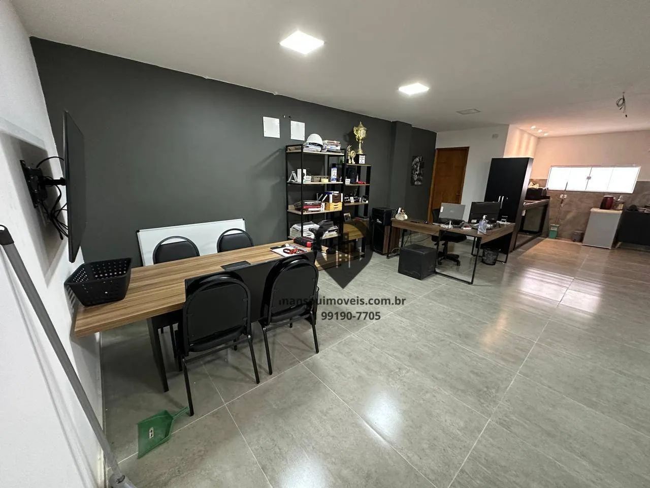 Prédio com salas comercias, estoque, entrada para garga e descarga e loja na frente - Foto 4