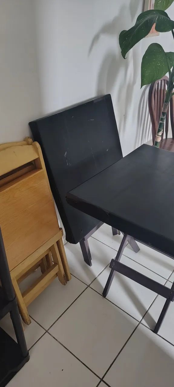 Duas mesas e duas cadeiras