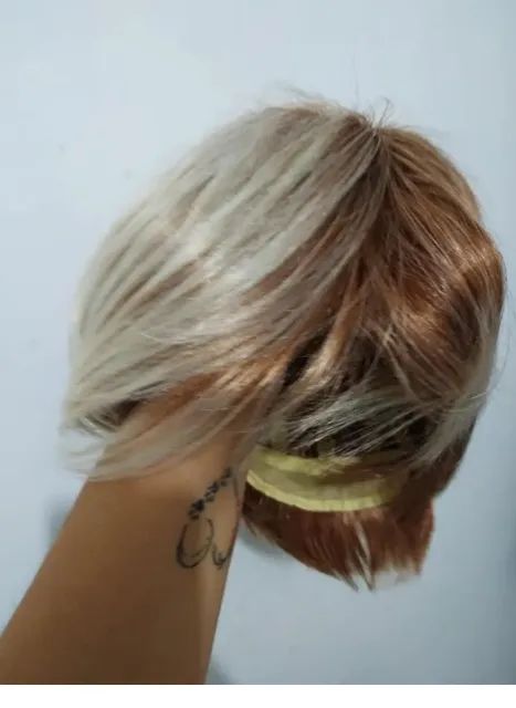 Peruca curta sintética castanha clara com mechas Cosplay - Foto 5