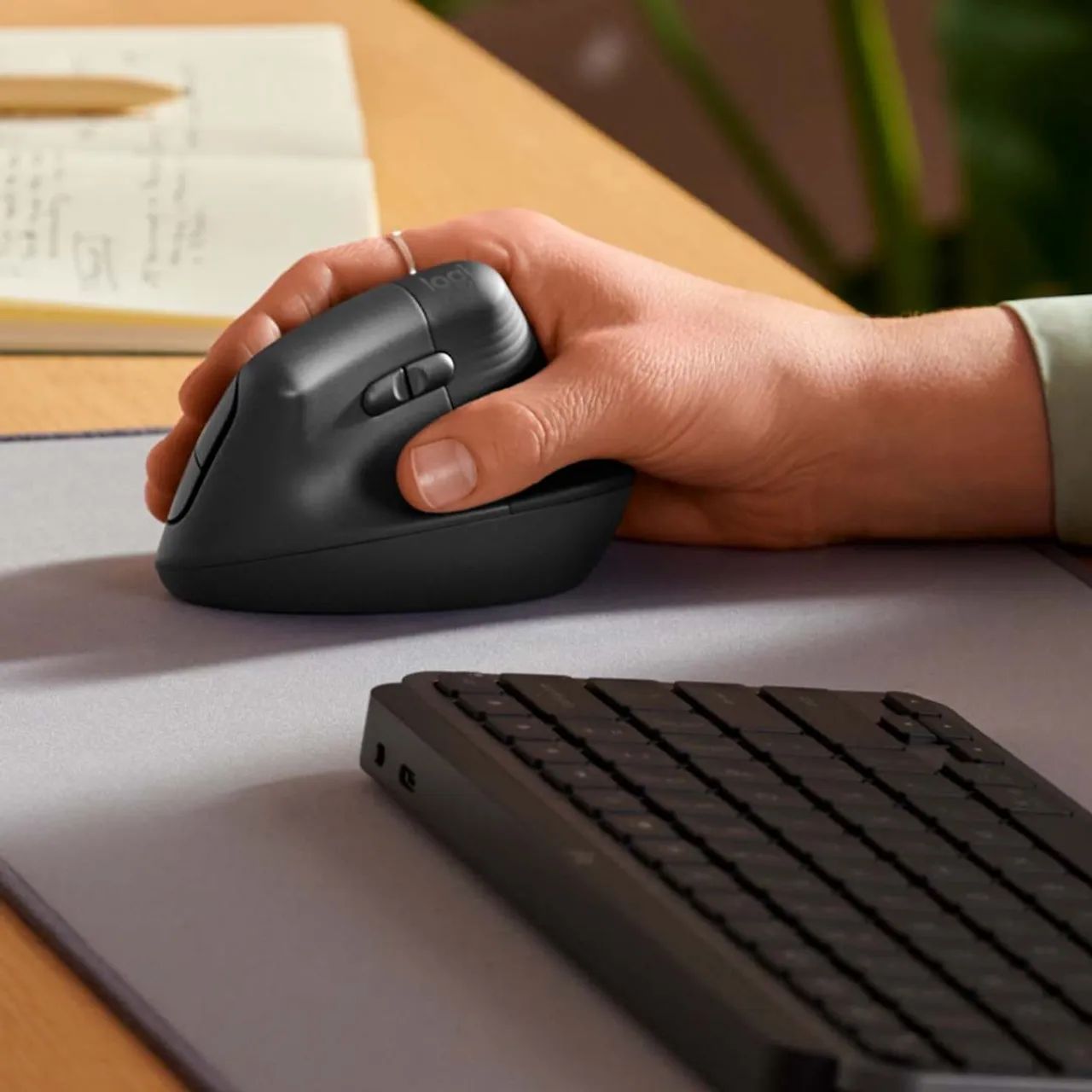 Mouse Sem Fio Logitech Lift Ergonômico Grafite  - Foto 4