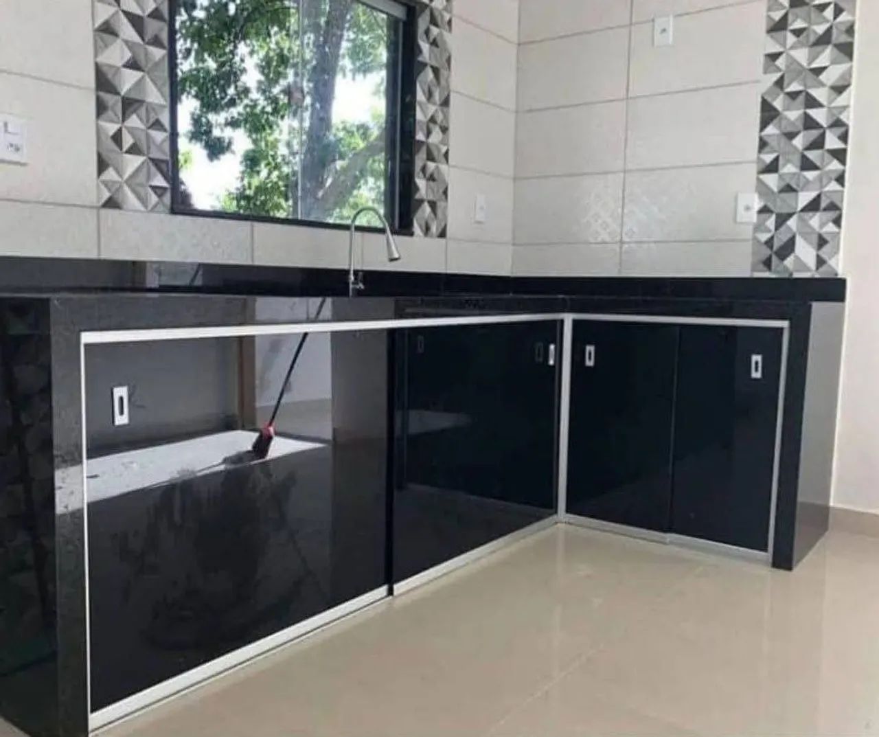 ? Fechamento de pia em vidro. 