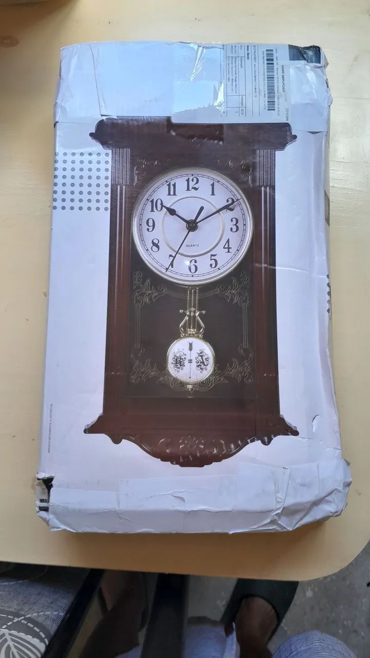Relógio de parede com pendulo