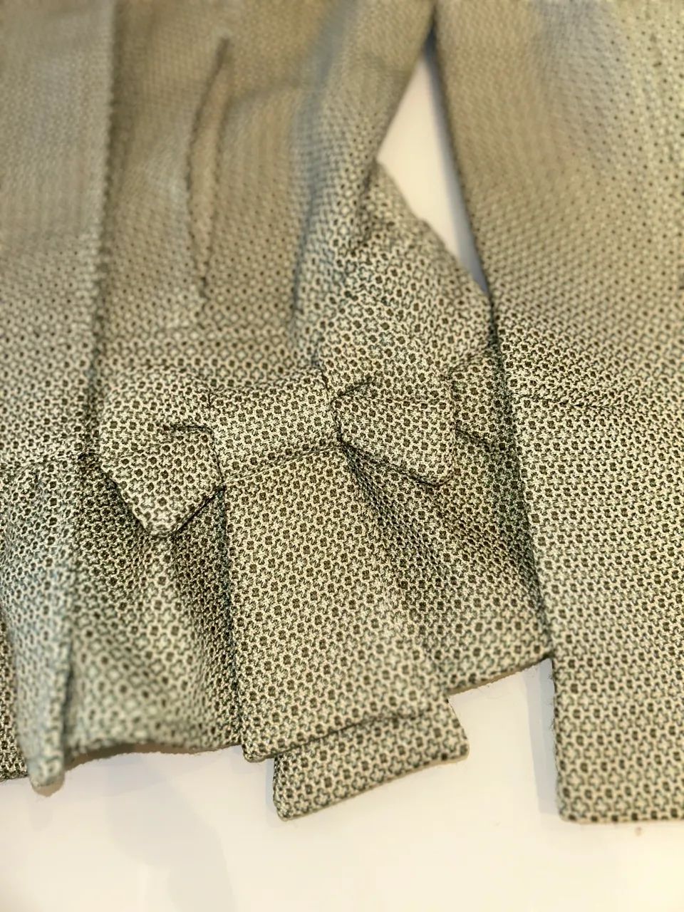 Blazer Acinturado com Peplum e Detalhe de Laço - Estilo Militar Romântico TAMANHO M - Foto 4