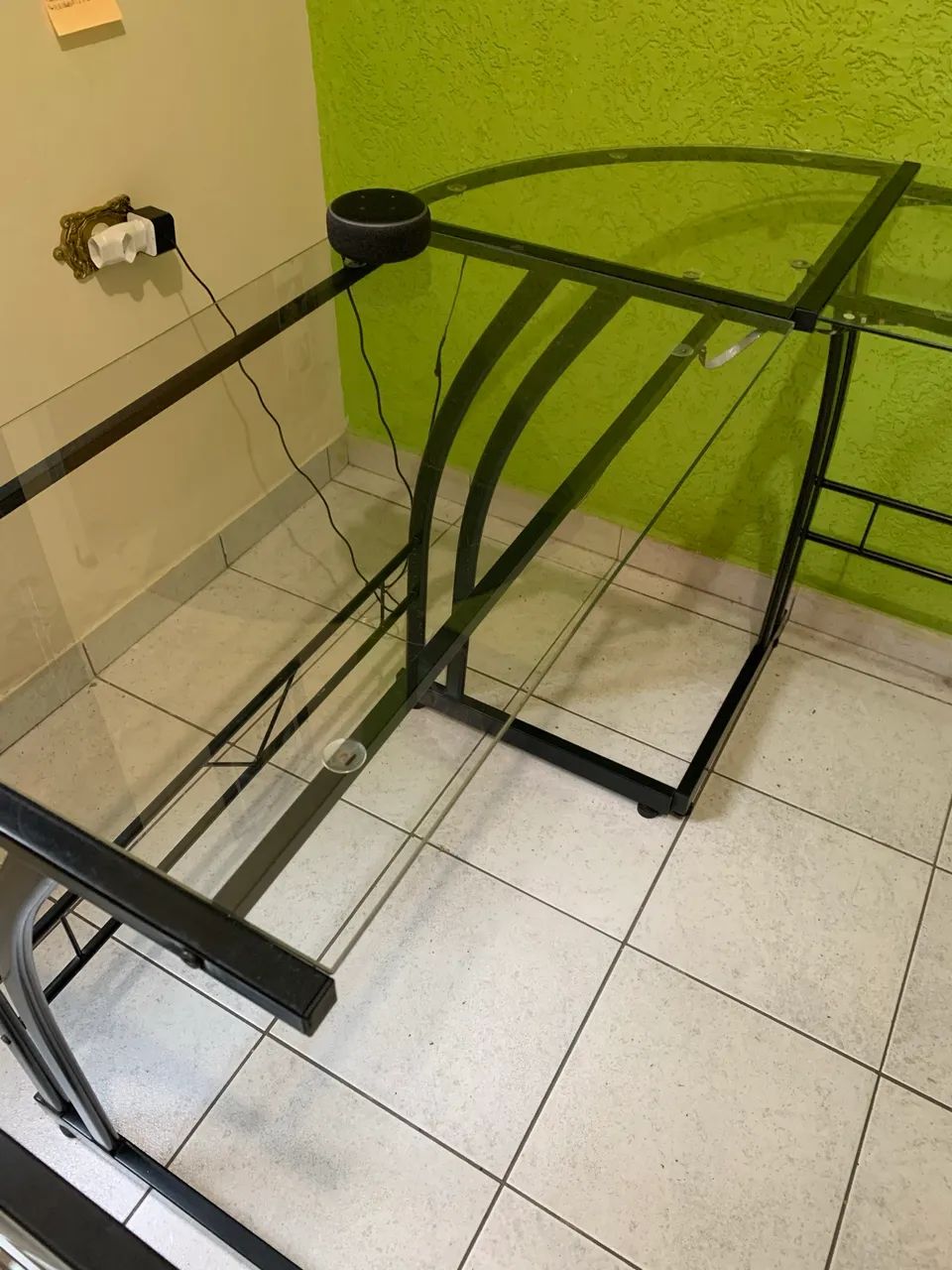 Mesa em L industrial com vidro temperado
