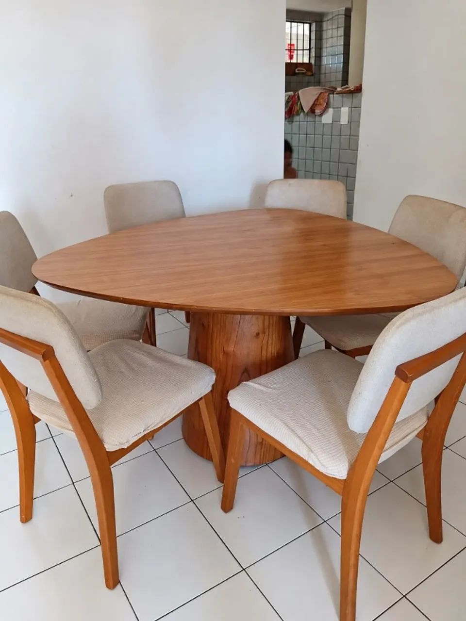 Mesa de Jantar Triangular em Madeira + 6 Cadeiras Estofadas - Foto 2
