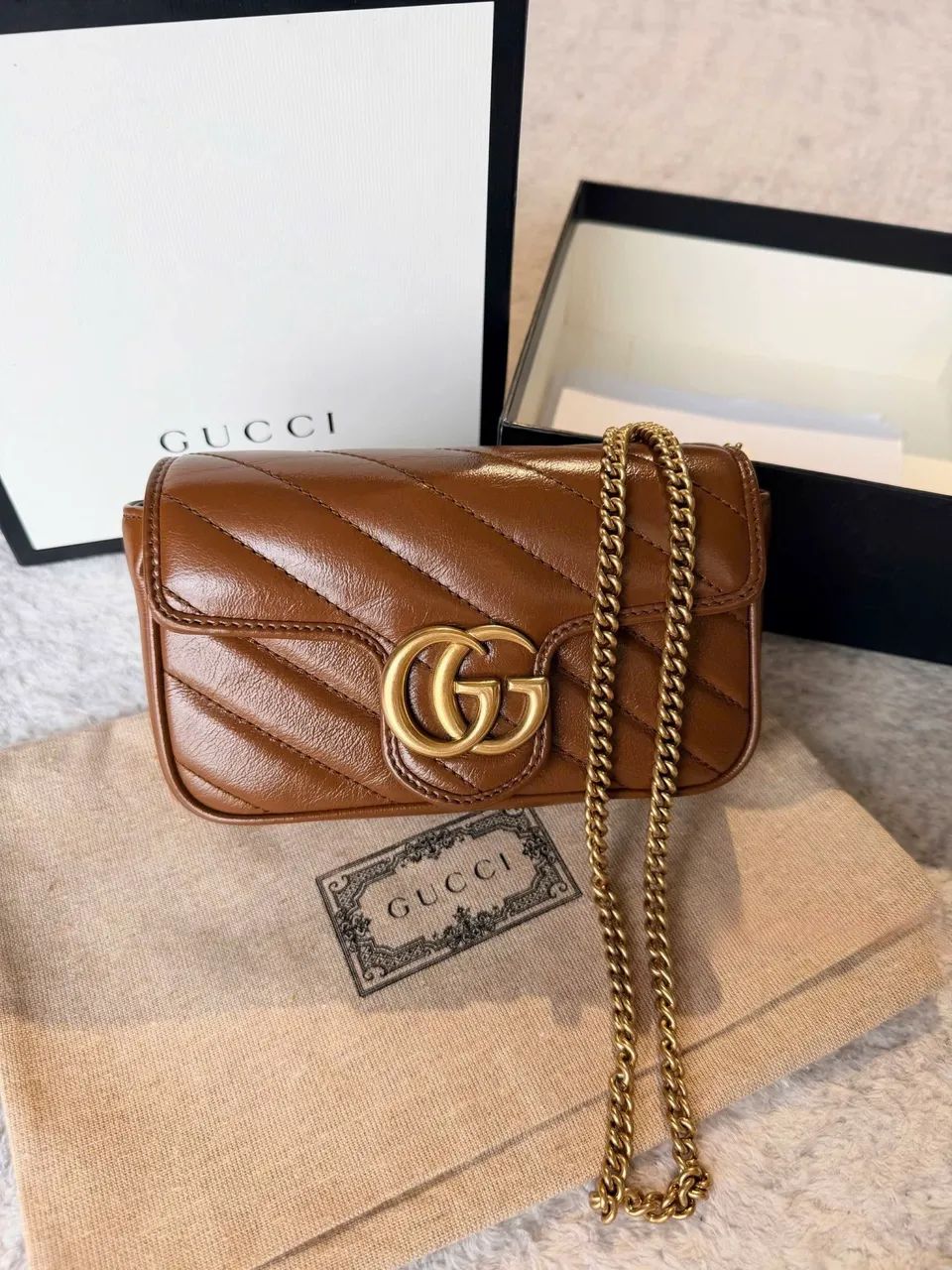 Bolsa Gucci GG Marmont Super Mini em Couro - Marrom - Foto 2