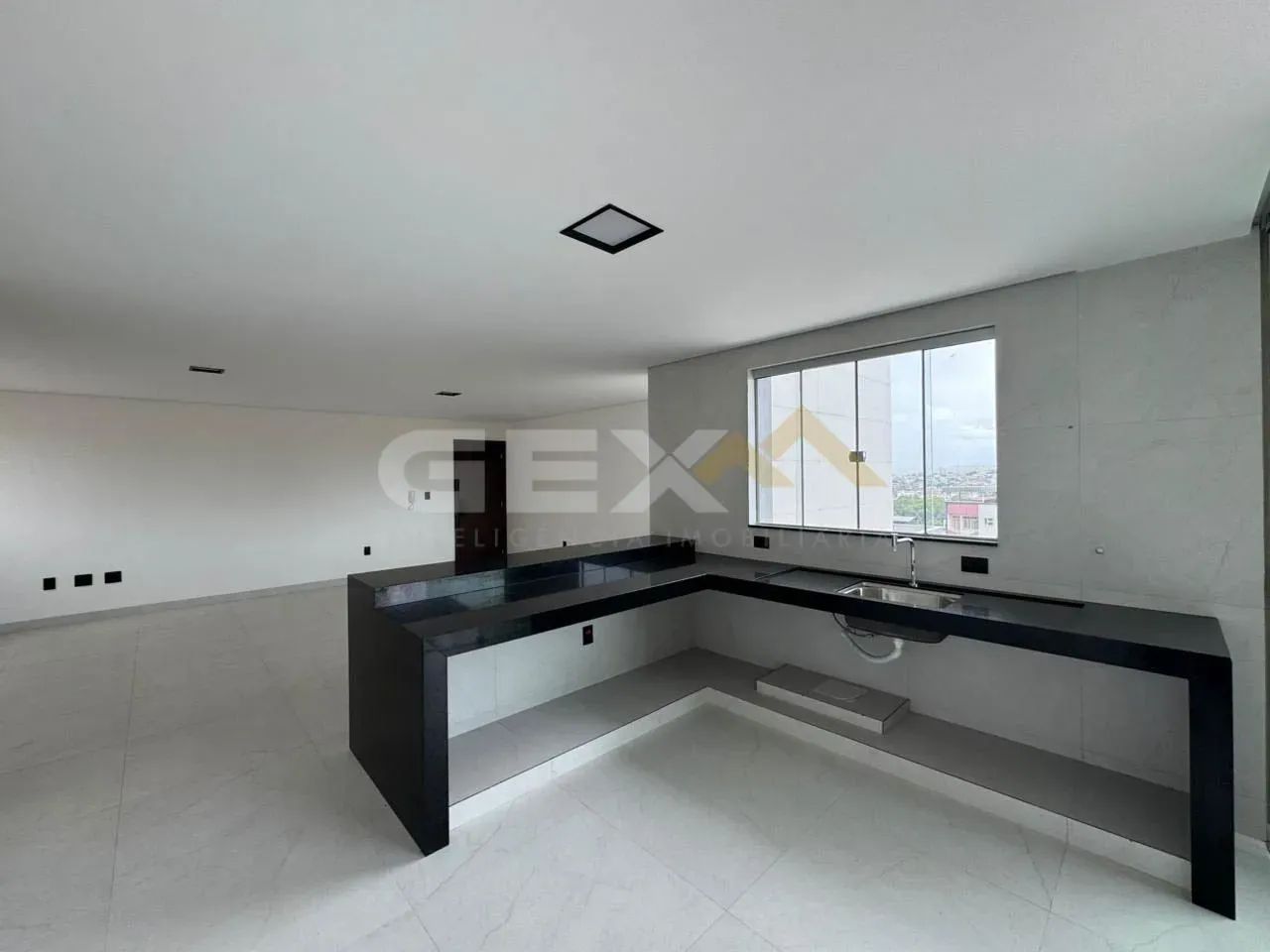 Apartamento à venda no Centro, 3 quartos, 1 suíte e 2 vagas.