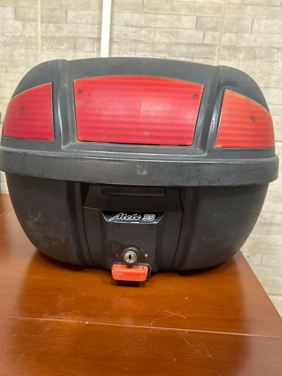 Vende-se baú para motos Melo 33 litros, com base de montagem e chave. 