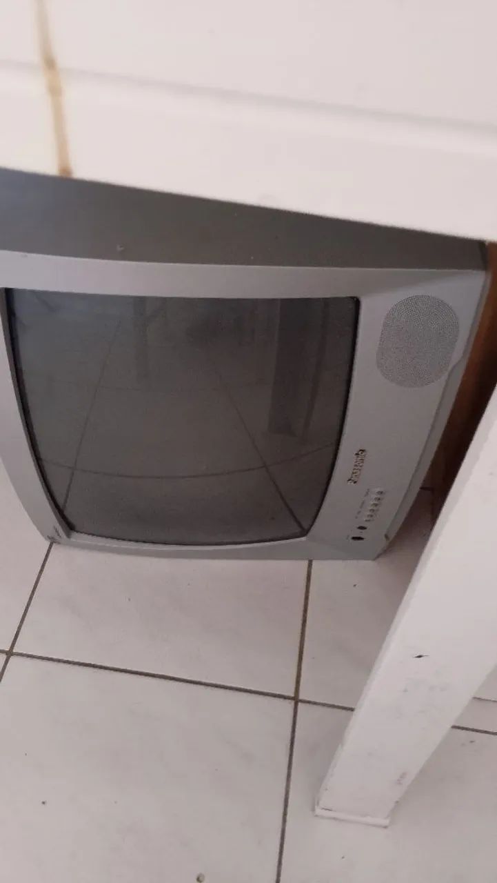 Vende se Tv Panasonic antiga colorida com tudo incluso,conversor e controle!