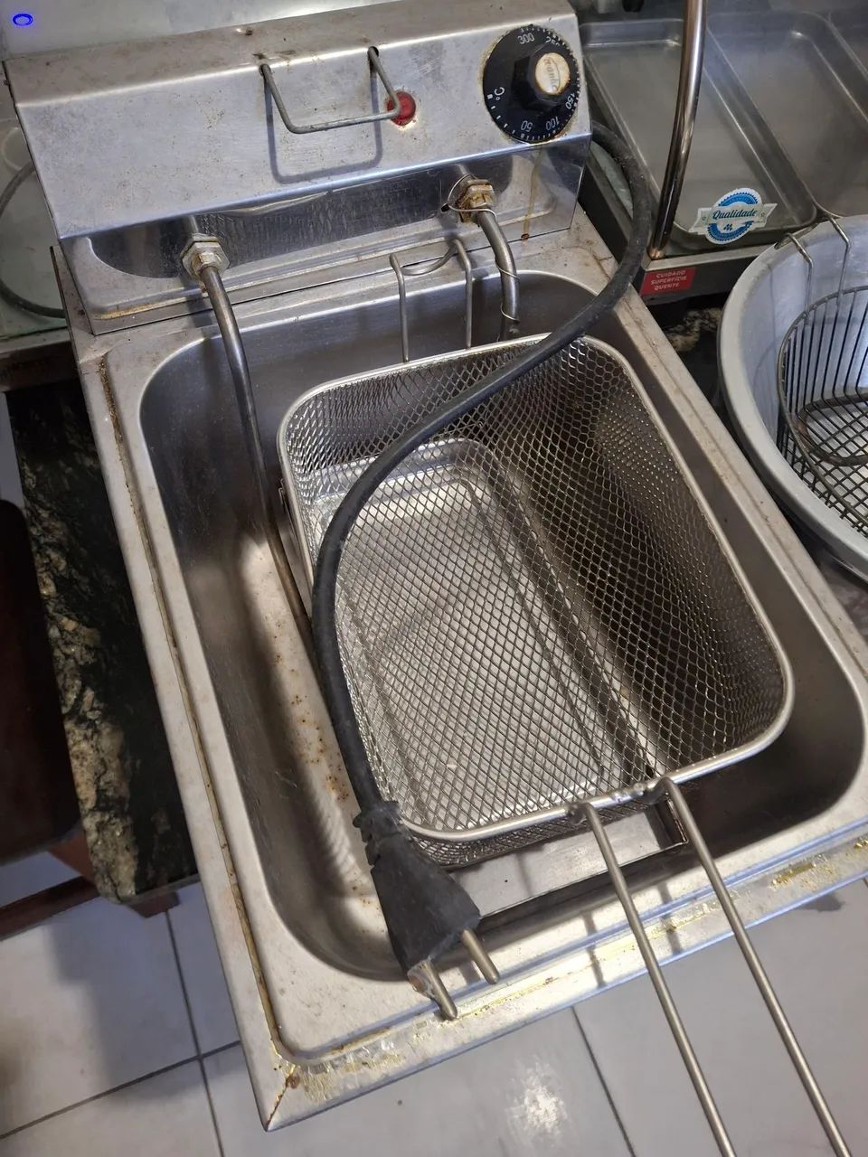 Vendo 2 fritadeiras e 1 estufa - Foto 2