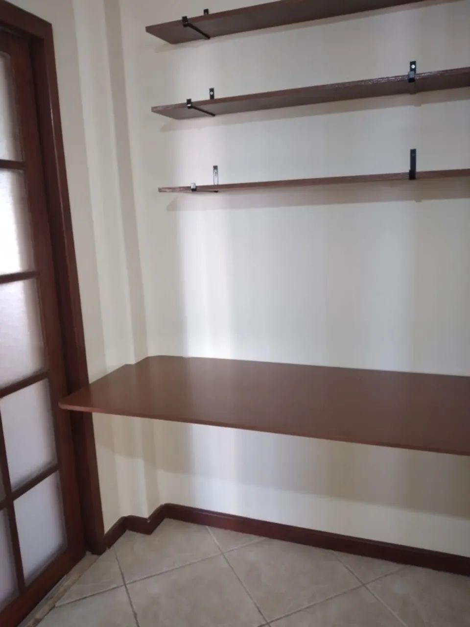 Mesa com prateleiras de madeira - Foto 3