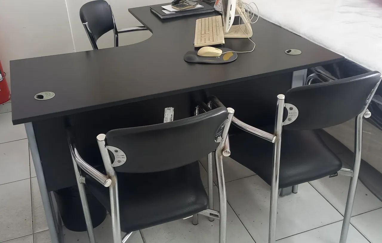 Mesa em L com gaveteiro e 2 cadeiras 