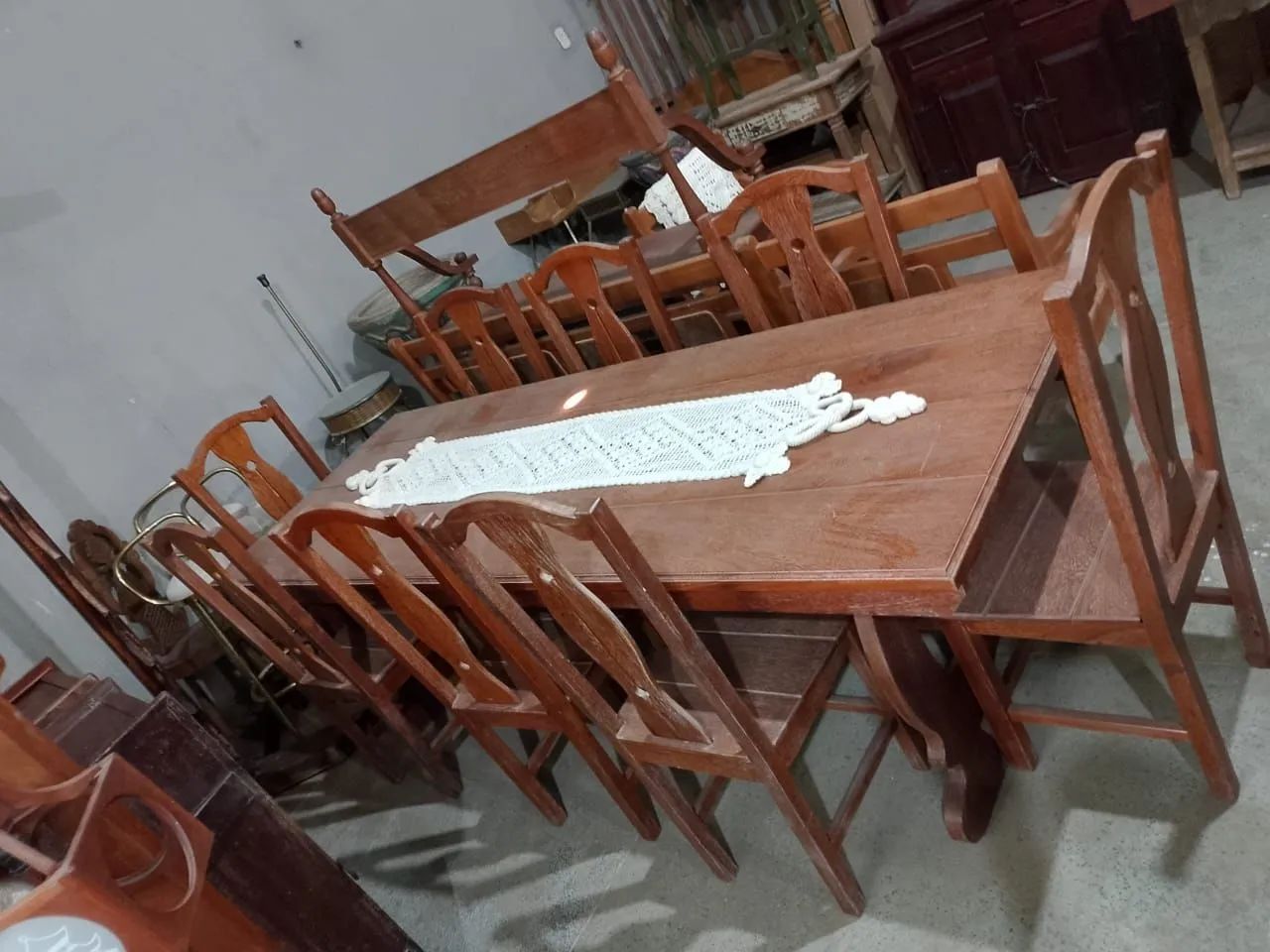 Mesa com 8 cadeiras .